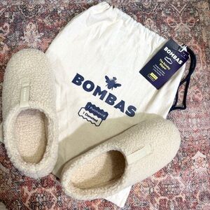 Bombas Cream Fleece Slippers NWT